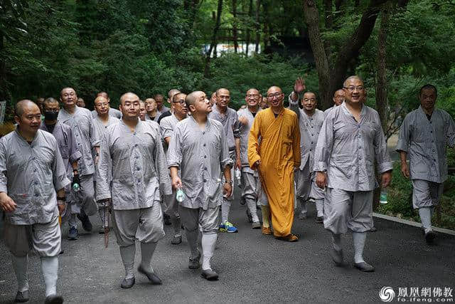 南京栖霞寺短期出家圆满 看他们都学到了什么？