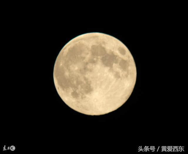 今夜圆月人尽望 皎皎空月思故人 霜寒露重何处不相思？