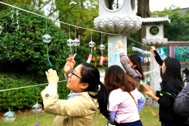 栖霞山极致声色震撼体验，金秋大规模枫叶雨浪漫来袭