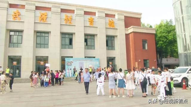 为即将到来的军运会，中韩两国青少年在武汉进行了这样一场比赛……