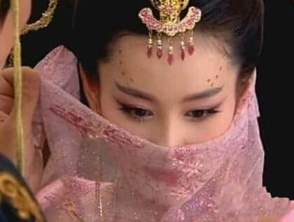 她，三为王后，七为夫人，被称为中国历史第一艳后