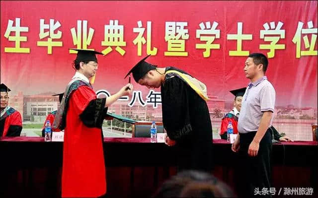 家长出席！毕业红毯秀！滁州学院信息学院毕业典礼好有“仪式感”