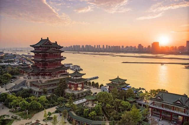 黄鹤楼：江南三大名楼之一，国家旅游胜地四十佳