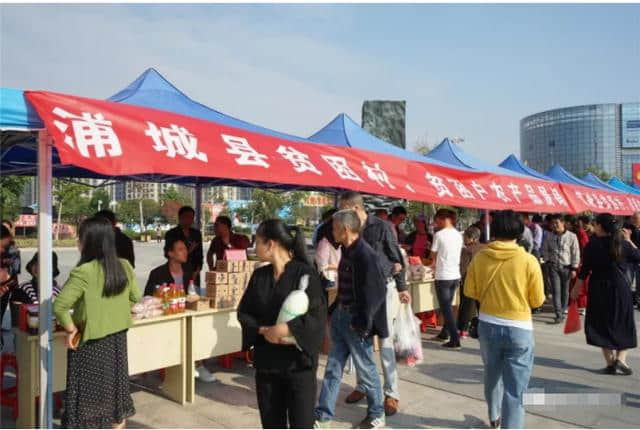 10月17日，价值两百多万元的物资送到浦城县贫困户手中