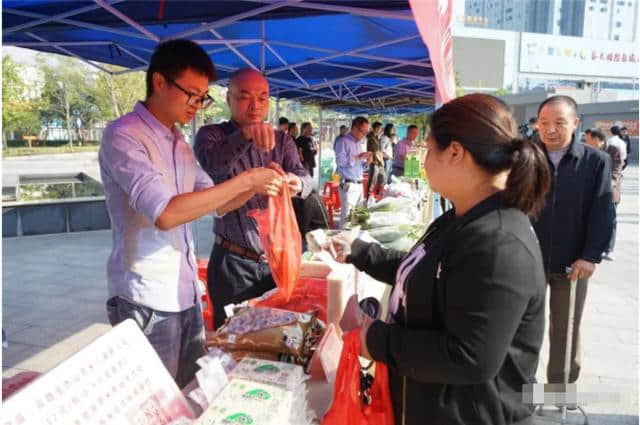 10月17日，价值两百多万元的物资送到浦城县贫困户手中