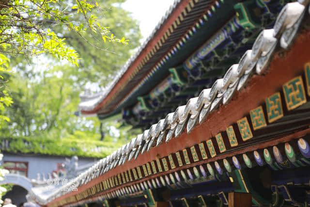 崂山现存唯一佛寺华严寺，三面环山东邻大海，是身心宁静的好地方