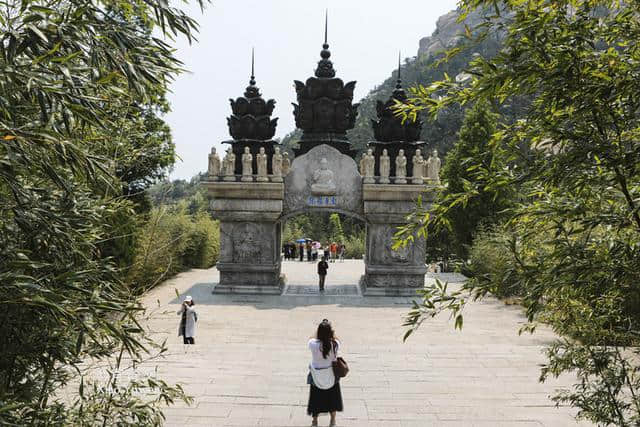 崂山现存唯一佛寺华严寺，三面环山东邻大海，是身心宁静的好地方