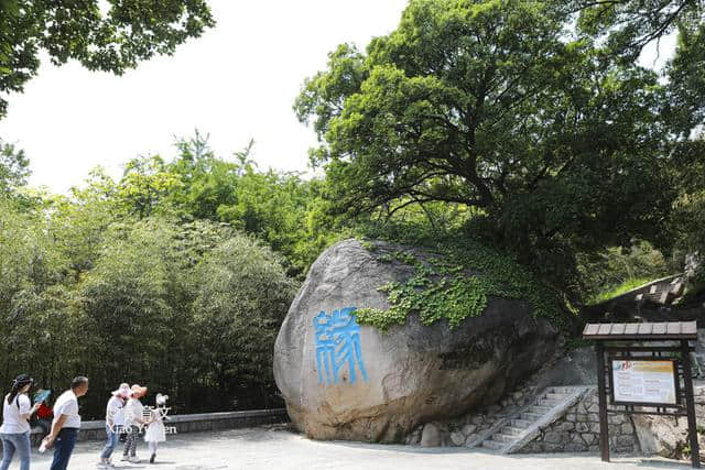 崂山现存唯一佛寺华严寺，三面环山东邻大海，是身心宁静的好地方