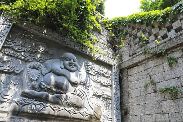 崂山现存唯一佛寺华严寺，三面环山东邻大海，是身心宁静的好地方