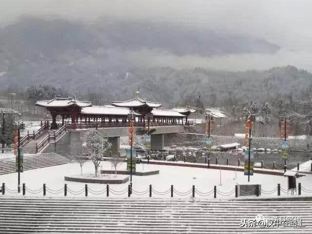 借问雪花何处落？风吹一夜华阳山！