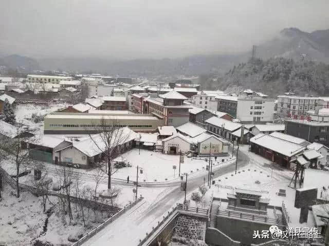 借问雪花何处落？风吹一夜华阳山！