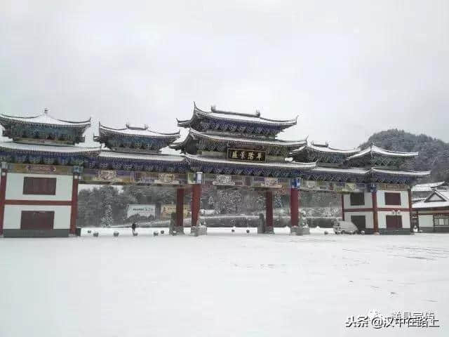 借问雪花何处落？风吹一夜华阳山！