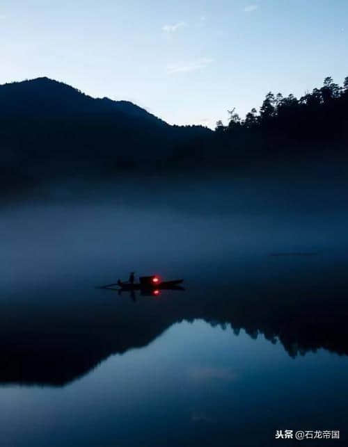 上联：游子望明月