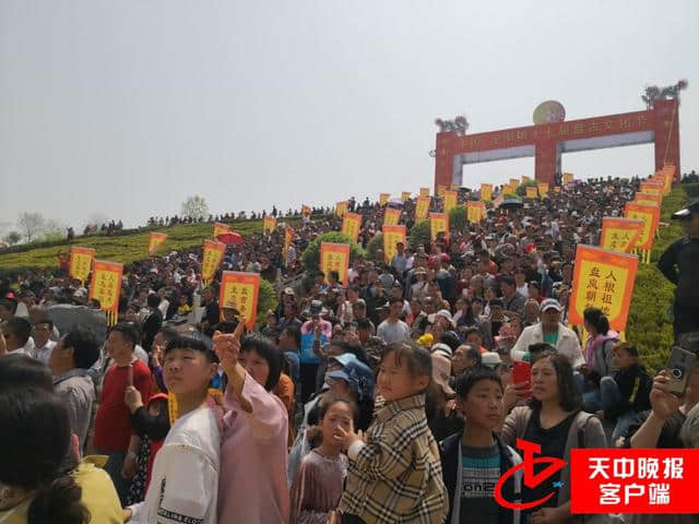 场面震撼 ！数十万人涌向泌阳盘古山