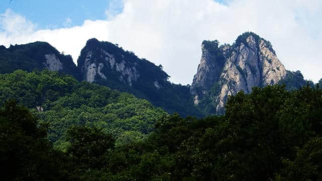 遥望白云峰，偶尔露峥嵘