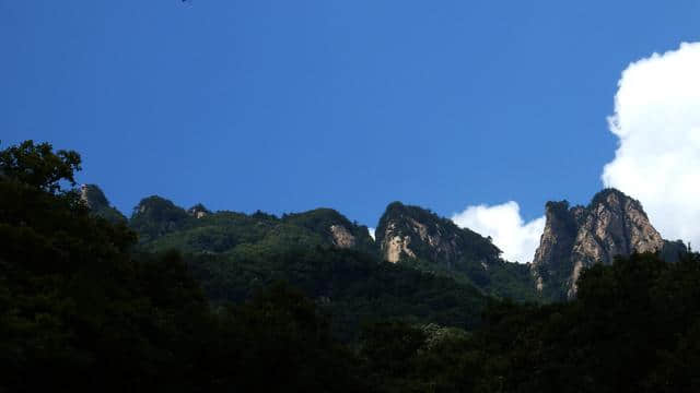 遥望白云峰，偶尔露峥嵘