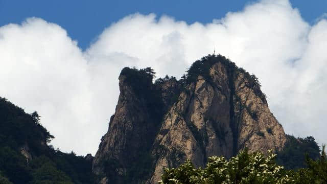 遥望白云峰，偶尔露峥嵘