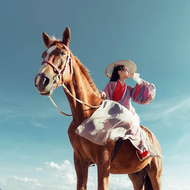 每到春天，就会想起苏轼的这首望江南 诗酒趁年华