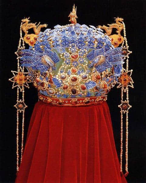 盘古代凤冠，制作精美，珠围翠绕，造型奇巧，尽显雍容华贵之美！