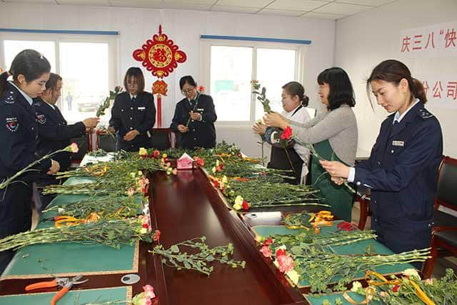 公交女乘务员学插花，释放压力迎“三八”