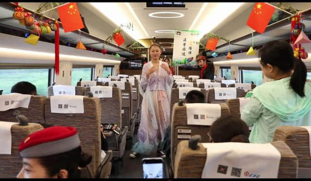 女乘务员穿古装送粽子，这趟高铁上过别样端午节
