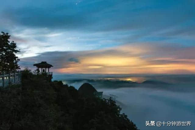 河南境内王屋山，山体形状如屋，更有奇峰绝壁和飞悬瀑布等美景