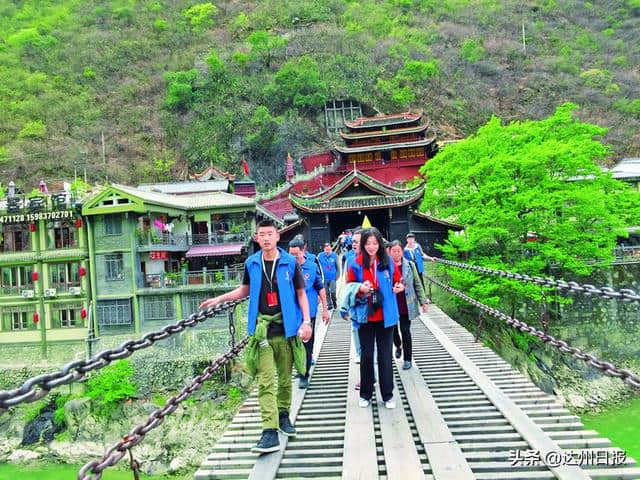 泸定桥头春意盎然！“壮丽70年·奋斗新时代”大型主题采访活动纪实