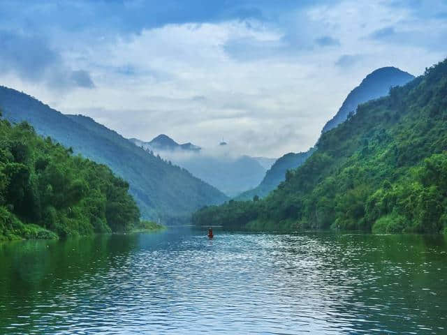 “蝉噪林逾静，鸟鸣山更幽”不是王维所作，但是对他写诗影响很大