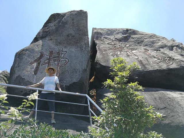 客家地区很有名的一座山，上面灵石屹立，可以俯瞰闽粤