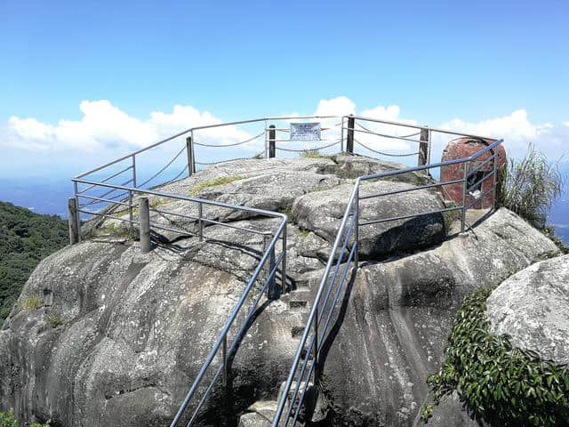 客家地区很有名的一座山，上面灵石屹立，可以俯瞰闽粤