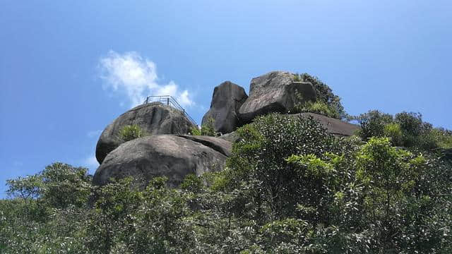 客家地区很有名的一座山，上面灵石屹立，可以俯瞰闽粤