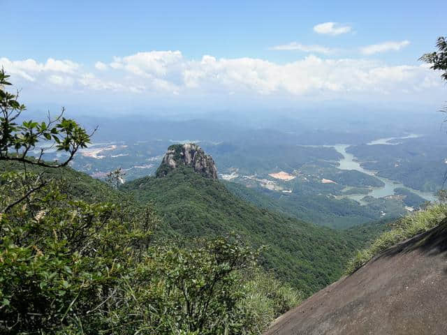 客家地区很有名的一座山，上面灵石屹立，可以俯瞰闽粤