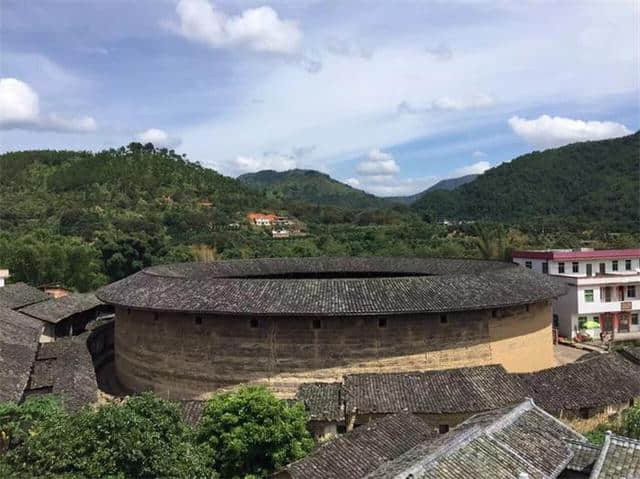 梅州大埔：花萼楼很美，我们叫它圆圆的屋子！