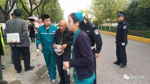 【正能量】暖心！老人街头突然晕倒三门峡交警及时救助转危为安