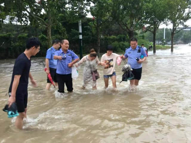 高新民警、辅警全体出动，当好城区街头的“摆渡人”