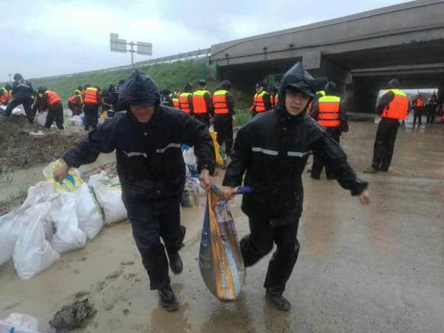 高新民警、辅警全体出动，当好城区街头的“摆渡人”