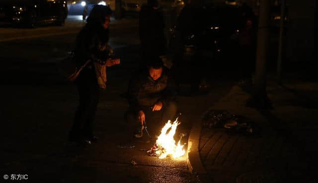 叶向光：虎踞龙盘今胜昔，天翻地覆慨而慷