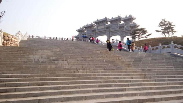 休闲登顶王屋山，寻觅深秋满山红