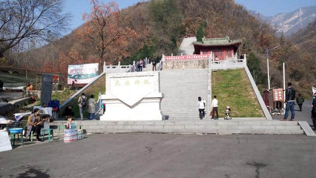 休闲登顶王屋山，寻觅深秋满山红