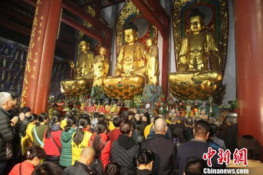 15万海内外信众到千年古刹南华寺祈福赏花(组图)