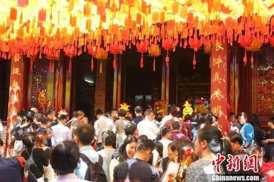 15万海内外信众到千年古刹南华寺祈福赏花(组图)