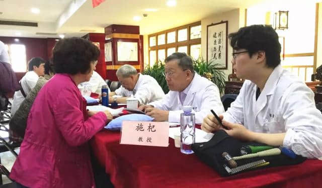 新闻 | 我校专家委员会名老中医义诊活动举行