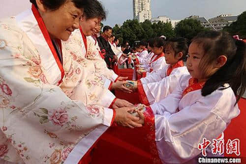 重阳节民俗知多少：登高辞青佩茱萸，赏菊饮酒