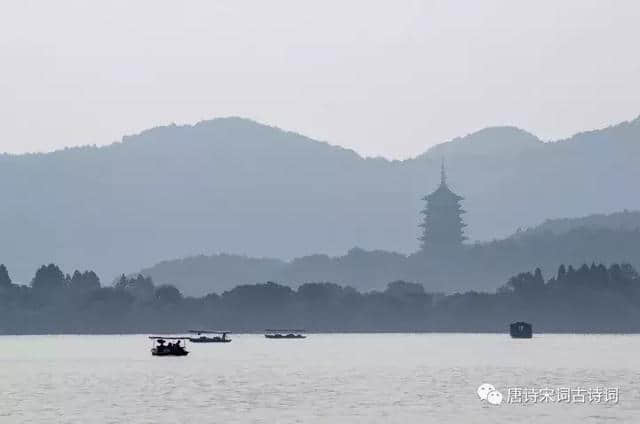 西湖之美：南高峰，北高峰，一片湖光烟霭中