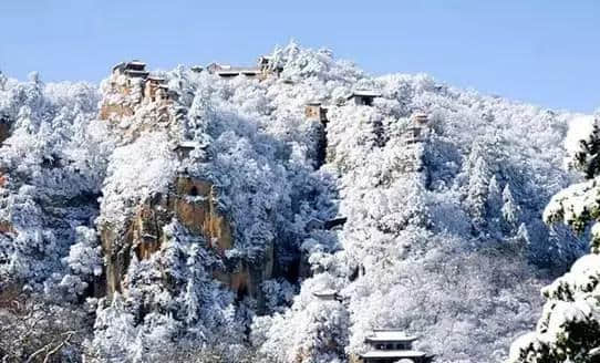 『诗词赏析』：山窗寒夜时，听雪洒竹林《名山胜景美雪图请珍藏》