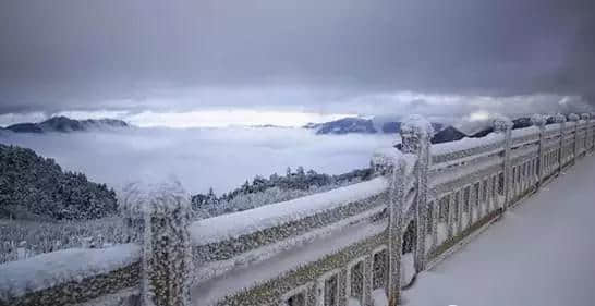 『诗词赏析』：山窗寒夜时，听雪洒竹林《名山胜景美雪图请珍藏》