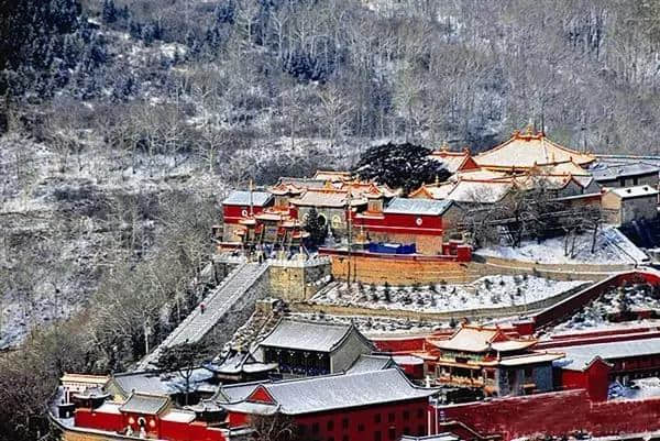 『诗词赏析』：山窗寒夜时，听雪洒竹林《名山胜景美雪图请珍藏》