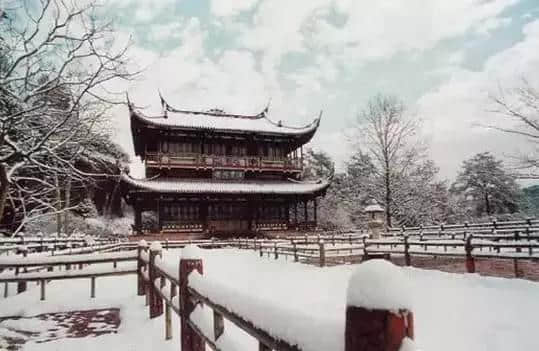 『诗词赏析』：山窗寒夜时，听雪洒竹林《名山胜景美雪图请珍藏》