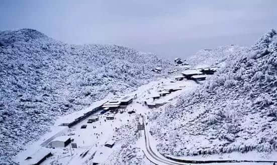 『诗词赏析』：山窗寒夜时，听雪洒竹林《名山胜景美雪图请珍藏》