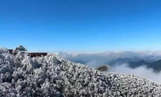 『诗词赏析』：山窗寒夜时，听雪洒竹林《名山胜景美雪图请珍藏》